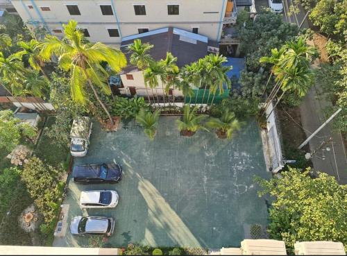 仰光23 HOTEL & RESIDENCE的享有棕榈树游泳池的顶部景致