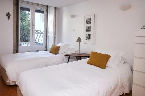波尔图ChillHouse_Porto的带窗户的客房内的2张白色床