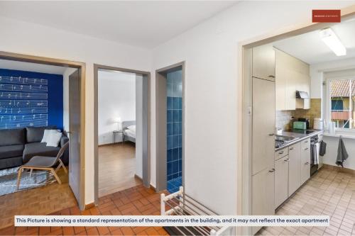 苏黎世Urban Living Redefined: Apartment in Oerlikon的公寓内设有开放式厨房和客厅。