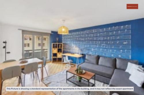 苏黎世Urban Living Redefined: Apartment in Oerlikon的客厅配有沙发和桌子