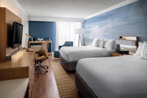 长滩Ocean Views Penthouse 2b 2b Majestic Apartment 5 min to Convention Center的酒店客房设有两张床和电视。