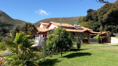 卡舒埃拉坎普Sítio da Serra em Ouro Preto MG的山底房子
