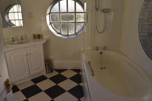 南安普敦Botleigh Grange Hotel - Pool & Spa under renovation的白色的浴室设有浴缸和水槽。