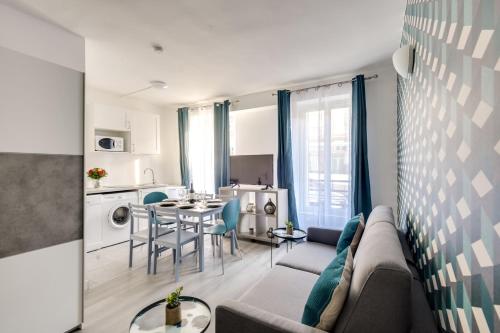 巴涅奥莱801 Suite Luxurys - Superbe Appartement的客厅配有沙发和桌子