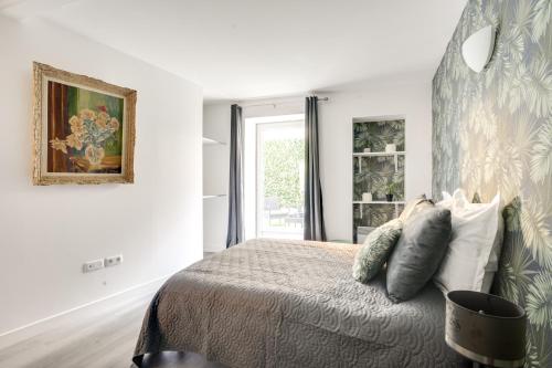 巴涅奥莱801 Suite Luxurys - Superbe Appartement的白色的卧室设有床和窗户