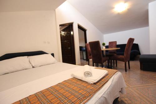 苏托莫雷Magnolia rooms and apartments的卧室配有一张床和一张桌子及椅子