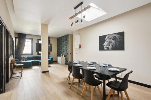 巴黎189 Suite Nine - Superb apartment in Paris的一间带桌椅的用餐室