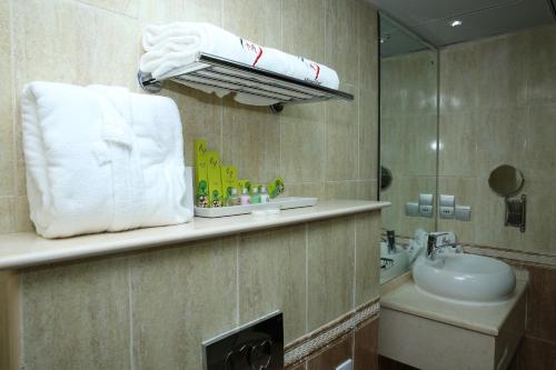 艾阿卡美丽华酒店的一间浴室