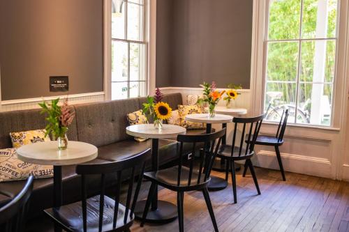 卡利斯托加布兰南旅馆的餐厅的一排桌子上摆放着向日葵
