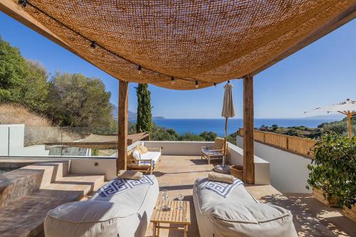 斯巴达Eliamos Villas Hotel & Spa的带家具的海景天井