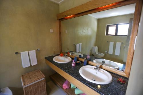 马埃岛沃里尔旅馆的一间带两个盥洗盆和大镜子的浴室