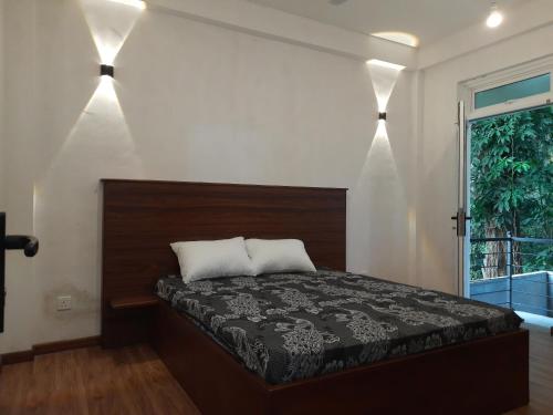 KundasaleHEATHER NEST HOMESTAY - KUNDASALE的一间卧室设有一张床和一个窗口