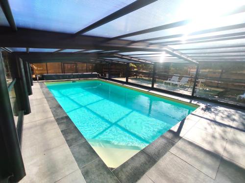 维特拉克塔里豪宅酒店的享有大楼游泳池的顶部景致