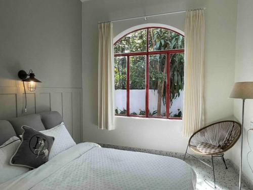 芽庄Holi Dolce Vita Pool Villa的一间卧室设有一张床和一个窗口