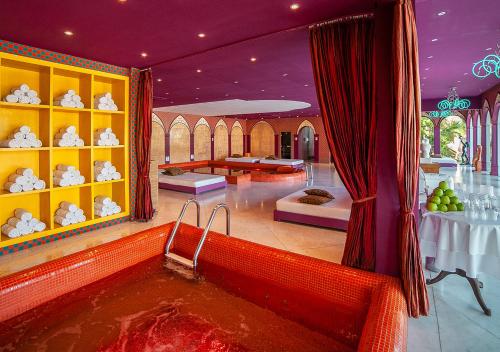 伊利亚贝拉DPNY Beach Hotel & SPA Ilhabela的一间设有装满红水的浴缸的客房