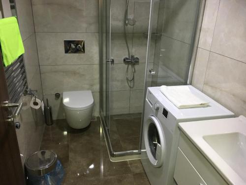 锡诺普YELKEN PANSİYON Sinop的带淋浴和洗衣机的浴室