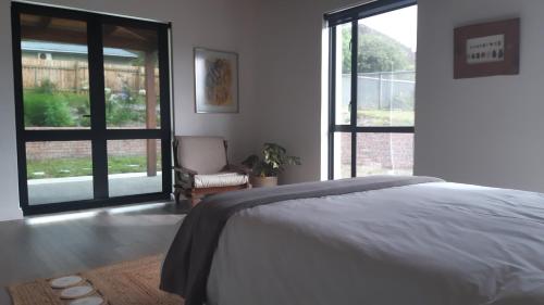FranskraalstrandBlombos Self-Catering House的一间卧室设有一张床和一个大窗户