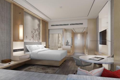 松江上海榕港万怡酒店的卧室配有白色的床和书桌