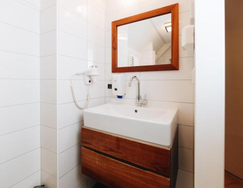 雷讷瑟Hotel de Zeeuwse Stromen - Duinpark的一间带水槽和镜子的浴室