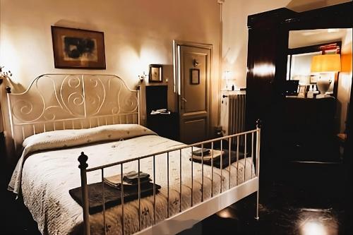 佛罗伦萨Rooms by Anna的一间卧室配有一张床和镜子