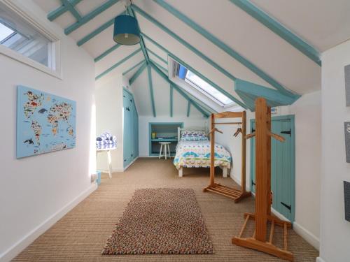 马根波思Gwillen的一间拥有蓝色天花板的卧室、一张床和地毯