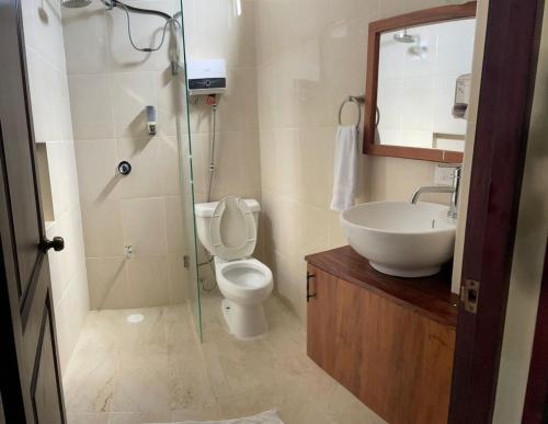 科巴Hotel Nojoch che的浴室配有卫生间、盥洗盆和淋浴。