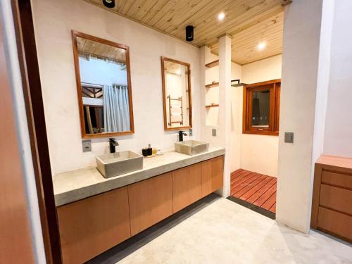 贝贝里比Jurema Dourada的浴室设有2个水槽和2面镜子