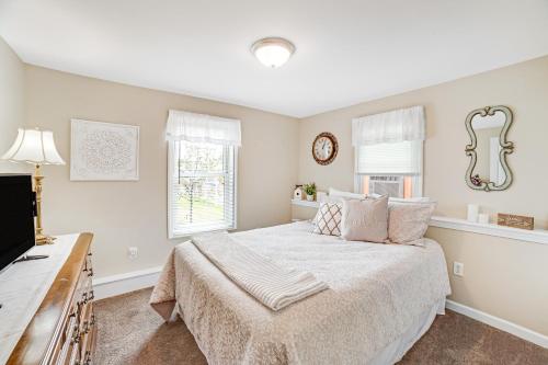 乔治湖Jerry's Way的白色的卧室设有床和窗户