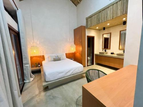 贝贝里比Jurema Dourada的一间带白色床的卧室和一间浴室