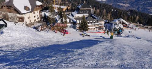 黑马戈尔Sonnleitn AlpinWell Appartment (Ski in&out + Wellness)的一群人沿着雪覆盖的斜坡滑雪