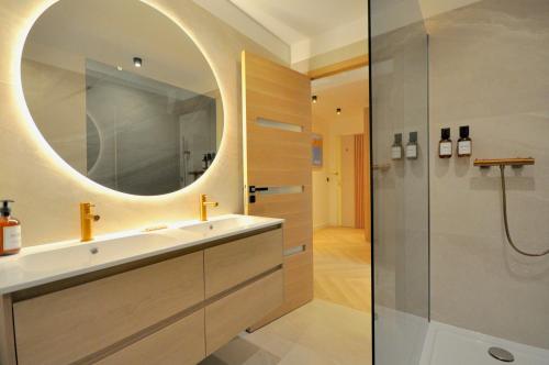 芒通MONACO # MENTON - NEW - 6 PERSONS - 2 BEDROOMS - PARKING - CLIM - PREMIUM - Beach and Sun的一间带水槽和镜子的浴室