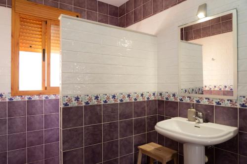 奇克拉纳－德拉弗龙特拉Namawa Surfhouse的一间带水槽和镜子的浴室