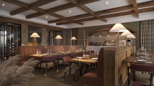 杰克逊赭色鹦鹉Spa旅馆的用餐室配有木桌和椅子