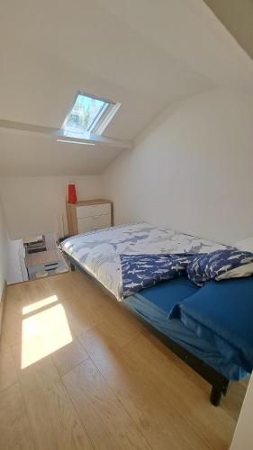 土伦Ancien appartement de pêcheur的一间带床的卧室,位于带窗户的房间内