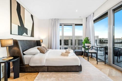 卢森堡Stylish 3BR Apt - Heart of Luxembourg - Jacuzzi的一间卧室设有一张床和一个阳台