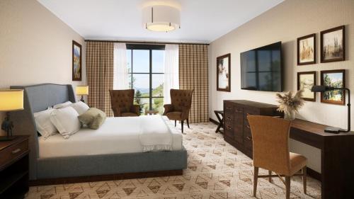 杰克逊赭色鹦鹉Spa旅馆的卧室配有一张床、一张桌子和椅子