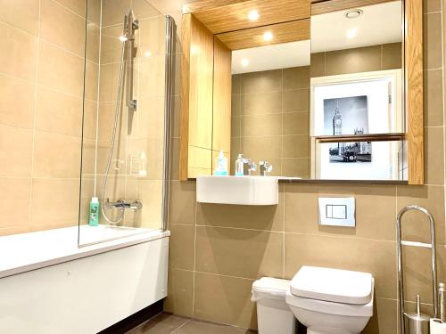 伦敦Dockland Excel 2 Bedroom Apartment的带淋浴、卫生间和盥洗盆的浴室