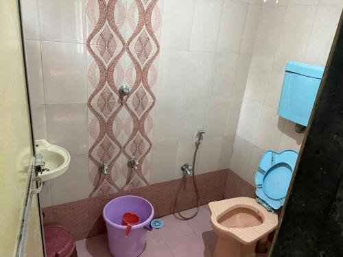 马尔万Royal Devbaug Holiday Home的一间带卫生间和水槽的小浴室