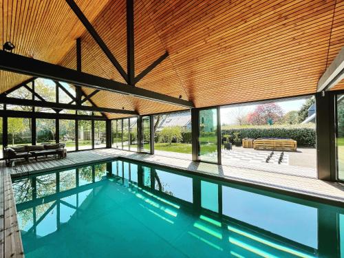 Yffiniac格勒尼耶度假屋的一座带木制天花板的室内泳池