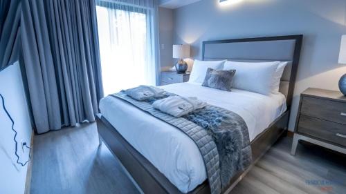 蒙特朗布朗Château Morritt的卧室配有一张带白色床单和枕头的大床。