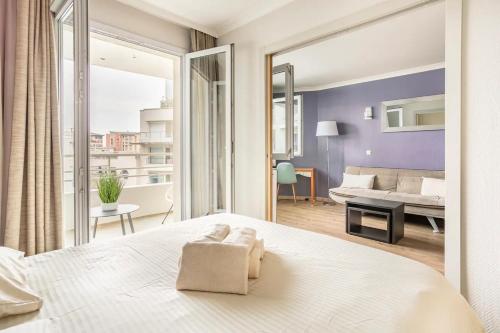 库尔布瓦Appartement lumineux au calme的一间卧室设有一张床和一间客厅。