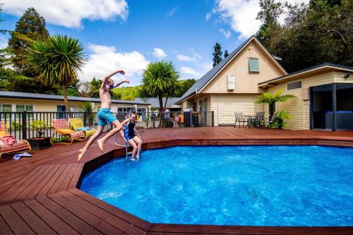 罗托鲁瓦Ripple Rotorua的男人和孩子跳进游泳池