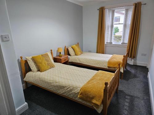 KincardineALLARDYCE的一间卧室设有两张床和窗户。