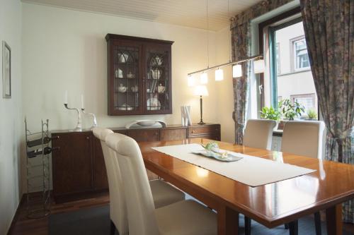 摩泽尔河畔的泽尔Pension Adelheid Moselhype&Wine的一间带木桌和椅子的用餐室