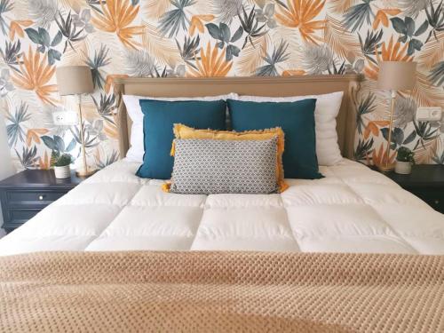 奥维多Apartamento céntrico con parking y wifi gratis的一间卧室配有蓝色和橙色壁纸的床