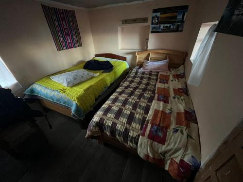 奥科苏尤MOON NIGHT Amantani Lodge的卧室内两张并排的床