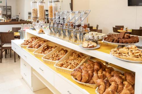 锡耶纳密涅瓦酒店的自助面包和糕点展示