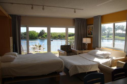 帕诺滩Canada House Beach Club Resort的酒店客房设有两张床,享有水景。
