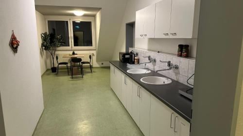 纽伦堡Moderne Appartement的一间带两个盥洗盆和桌子的台面的浴室