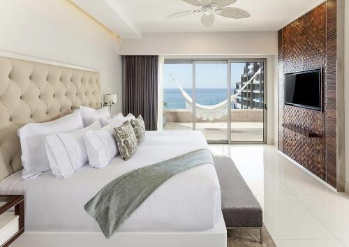卡波圣卢卡斯Residential Retreat 1 Bedroom Suite Garza Blanca Resort & Spa的一间卧室设有一张床,享有海景